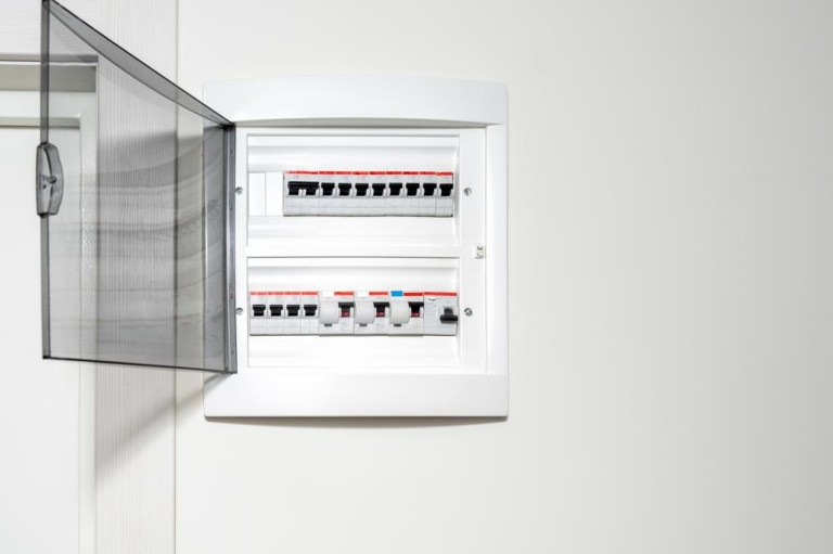 Comment choisir un électricien qualifié à Neuville-en-Ferrain pour vos travaux ?